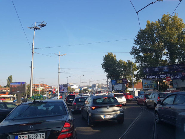 КОЛАПС У САОБРАЋАЈУ: Река аутомобила код Аутокоманде, све стоји (ФОТО)